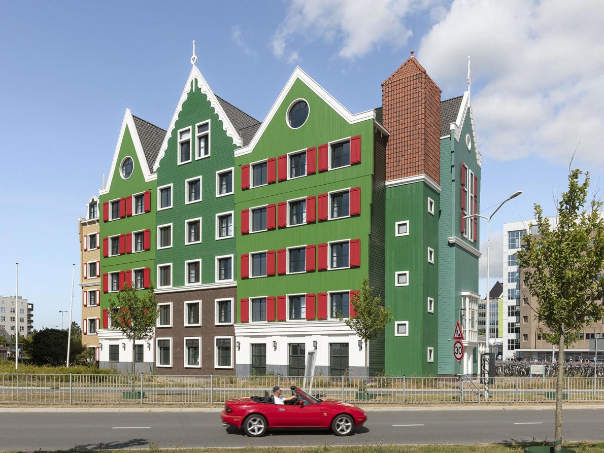 zaanse identiteit groene gevel witte kozijnen met een roedenverdeling en donkere draaiende delen