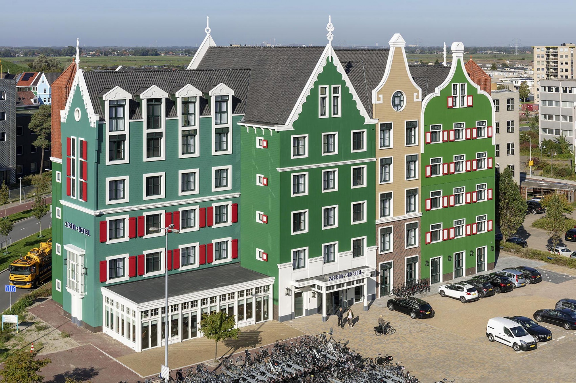 zaanse identiteit groene gevel witte kozijnen met een roedenverdeling en donkere draaiende delen