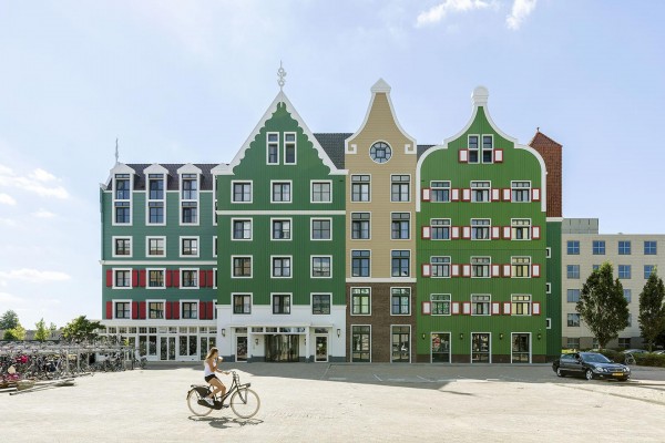 zaanse identiteit groene gevel witte kozijnen met een roedenverdeling en donkere draaiende delen