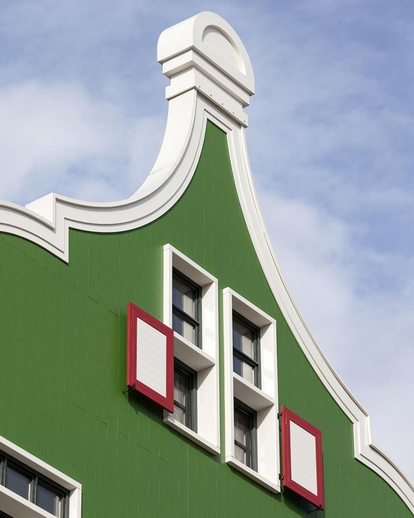 zaanse identiteit groene gevel witte kozijnen met een roedenverdeling en donkere draaiende delen