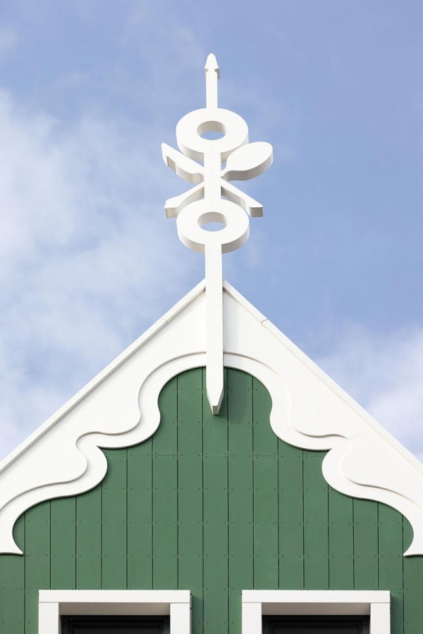 zaanse identiteit groene gevel witte kozijnen met een roedenverdeling en donkere draaiende delen
